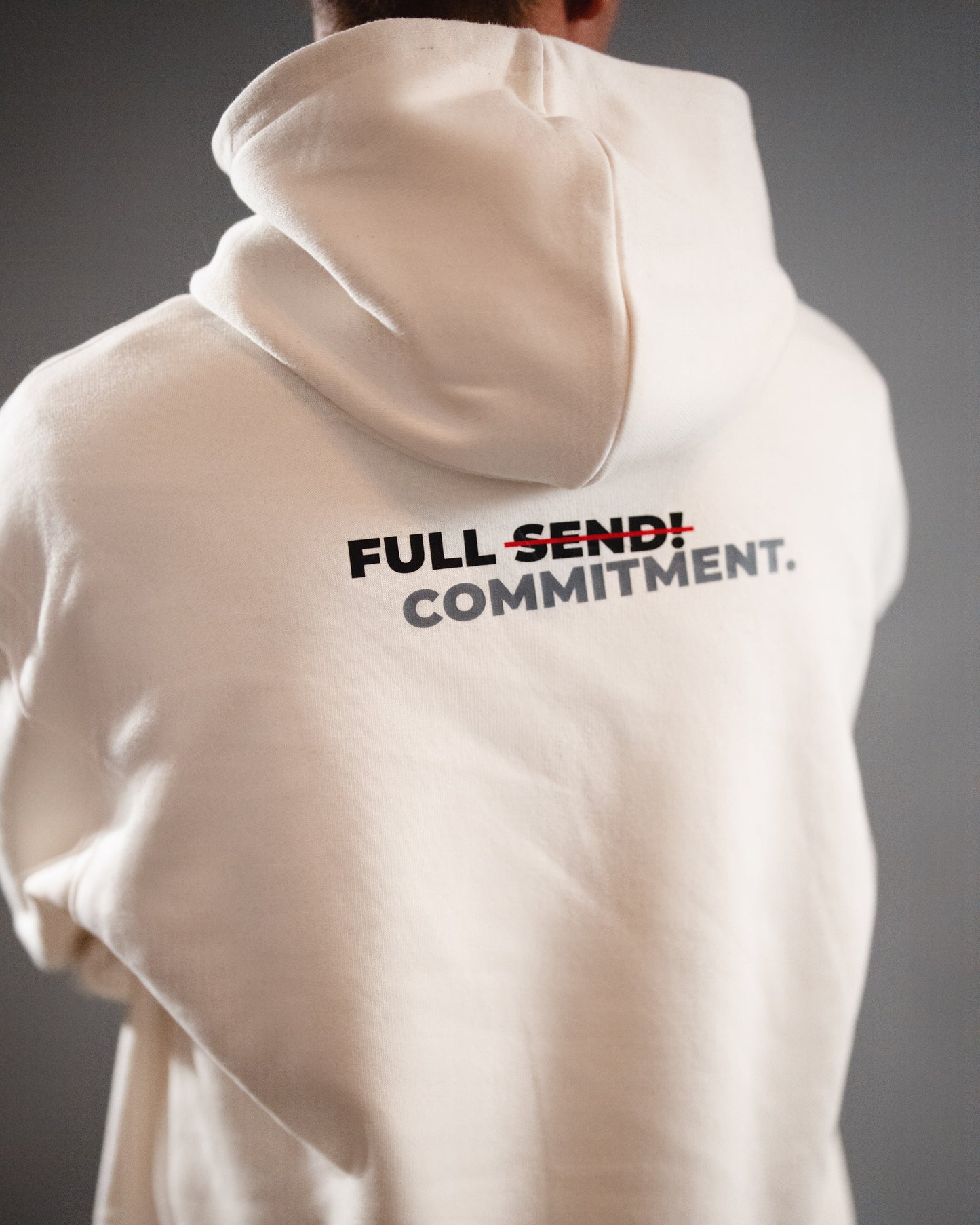 FULL COMMITMENT Hoodie – Cremeweiß